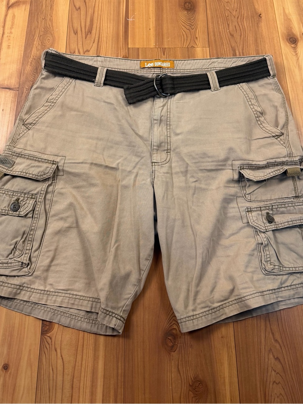 Lee Dungarees Men's Cargo Shorts Size 42W Khaki Tan Loose Fit Utility Workwear